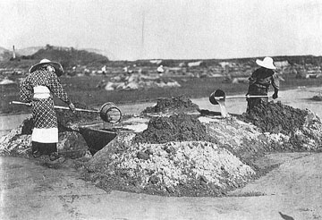 （写真）かん水(濃い塩水)のくみだし