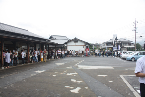 開場前の門前の様子の画像