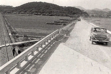 大富の跨線橋の画像