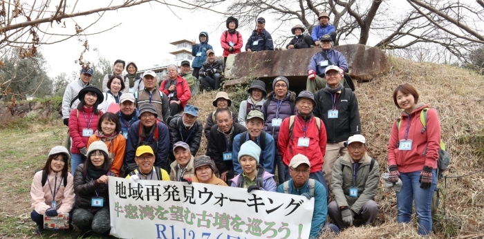 牛窓古墳と参加者の画像