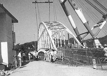 （写真）邑久長島大橋架設