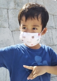 手作りマスクを身につけた子どもの写真