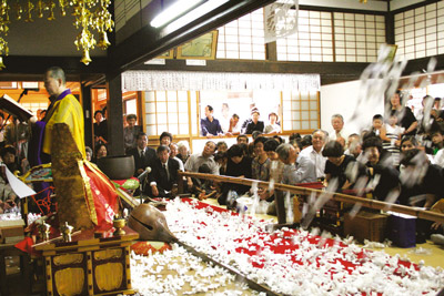 (写真)朝日寺 如法経法会（投げ銭供養）