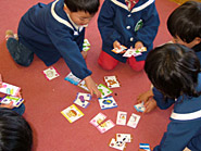 子供たちのカード遊んでいる画像