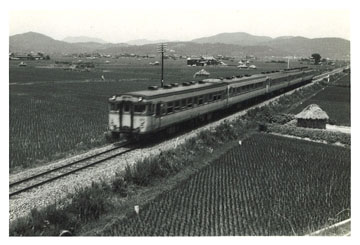 電車が走る風景の画像