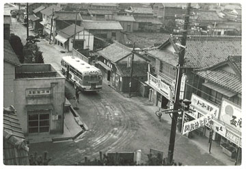 町内を通過するバスの画像