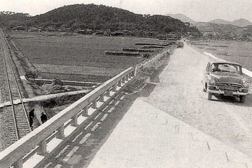 （写真）大富の跨線橋