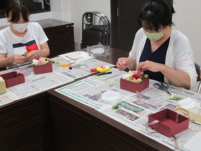 花の配置を思案する参加者の画像