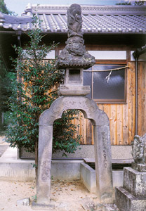 若宮八幡宮 石灯篭の画像