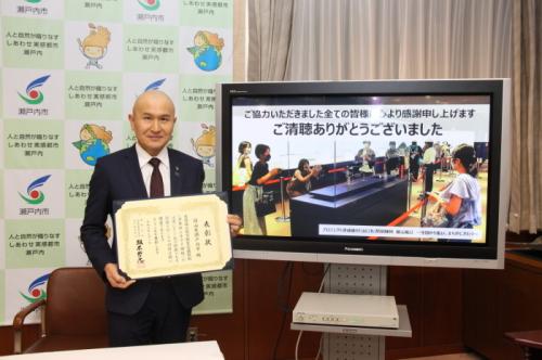令和3年2月1日にオンラインで開催された表彰式で表彰状を受け取った武久市長
