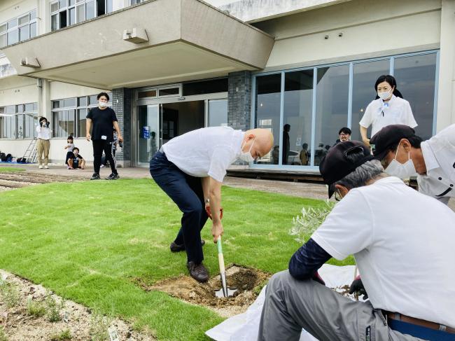 武久市長による植樹