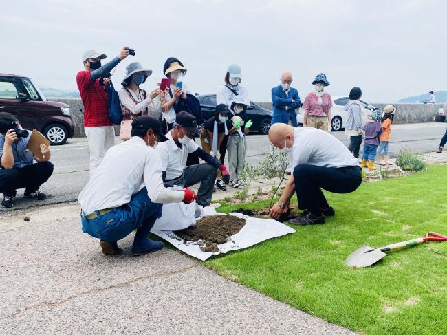 武久市長による記念植樹の様子