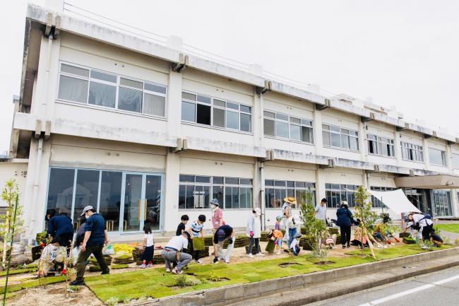 芝張りワークショップの様子