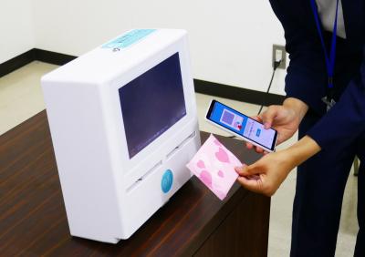 生理用品無料配布機器を利用する様子