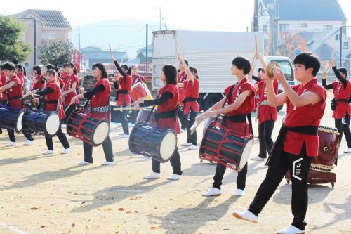 演奏を披露する和太鼓部