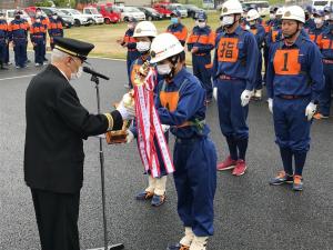 優勝トロフィー授与