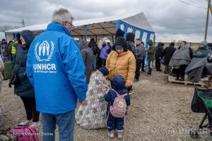 ルーマニア行きのバスを待つウクライナ難民の親子