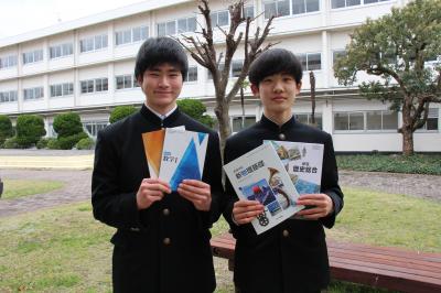 贈呈された教科書一式