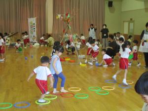 宣言式記念プログラム「こどもまんなかパーク」で遊ぶ園児の様子