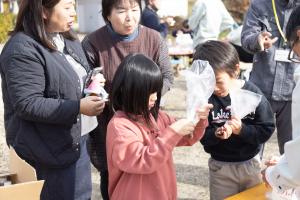 チョコクランチをつくる子供たち