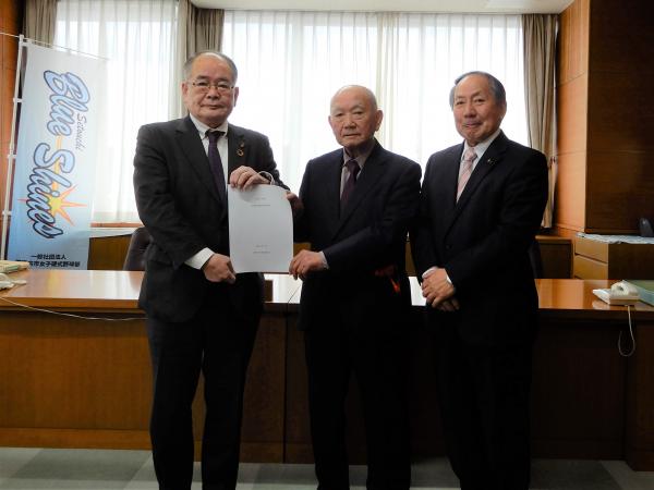 小野代表監査委員が河本副議長へ定期監査意見書を手交している写真