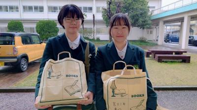 教科書を贈られて喜ぶ新入生