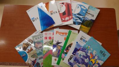 贈呈した教科書一式