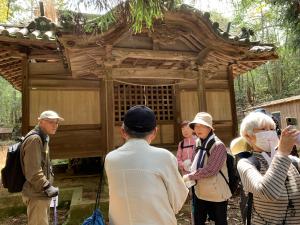 崩壊しつつある笠松神社