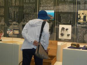 展示をのぞき込む参加者