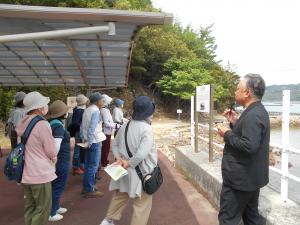 収容桟橋の説明を聞く