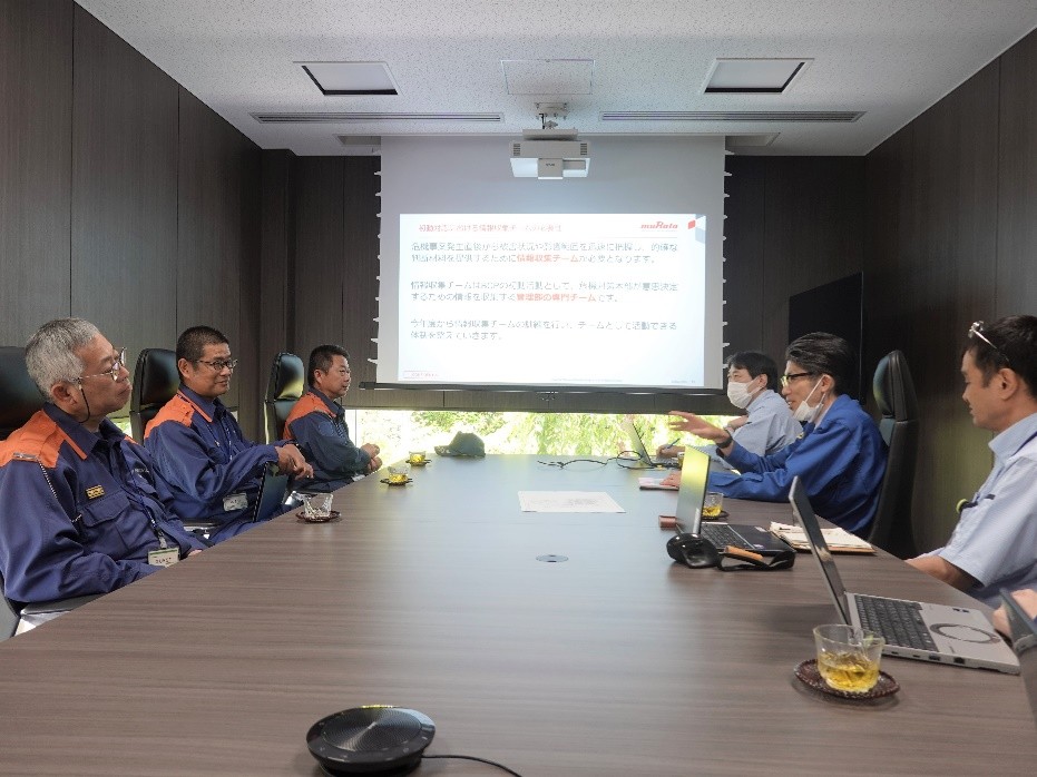 災害や避難訓練に関して意見交換をする様子