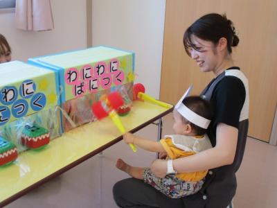 子どもが遊んでいる様子の画像