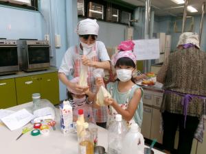 食材と調味料を入れてもみこみます