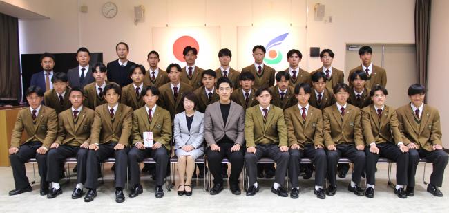 岡山学芸館高等学校男子サッカー部の選手・関係者との記念撮影