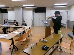 ミニコンサートでカフェに彩りを