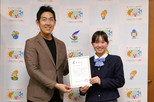 （左から）黒石市長、川崎選手