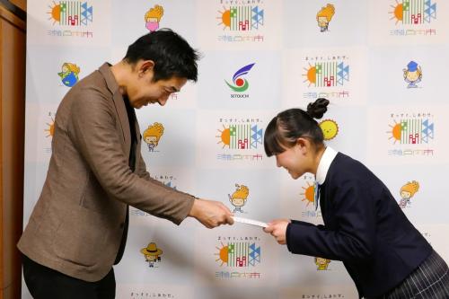 黒石市長から川崎選手へ激励状が手渡されました