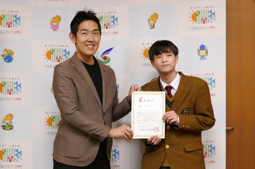 （左から）黒石市長、神寳選手