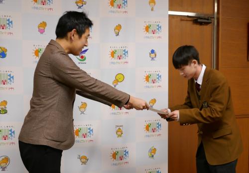 黒石市長から神寳選手へ激励状が手渡されました