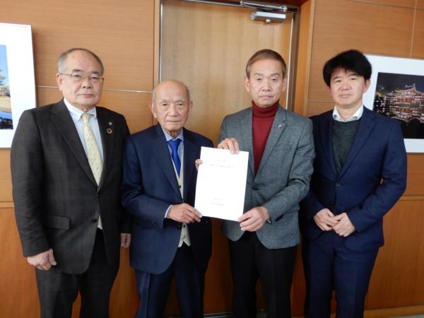 小野代表監査委員、河本監査委員が小野田議長、厚東副議長へ定期監査及び行政監査結果報告書を手交している写真