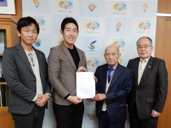 小野代表監査委員、河本監査委員が黒石市長、村山副市長へ定期監査及び行政監査結果報告書を手交している写真