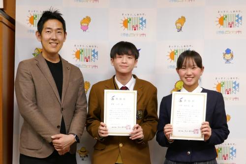 （左から）黒石市長、神寳選手、川崎選手