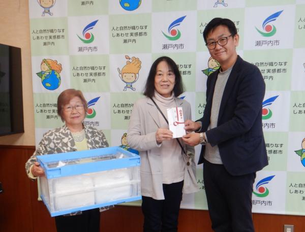 雑巾贈呈の様子