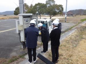 マンホールポンプ場で機器を操作しています