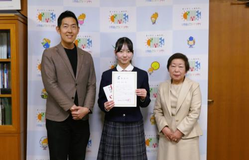 （左から）黒石市長、野崎さん、観光協会三上会長