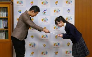 黒石市長から野崎さんへ激励状が手渡されました