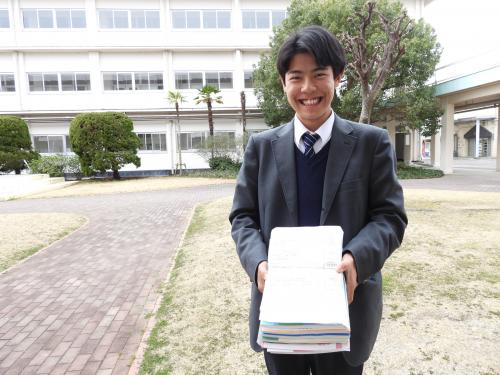 教科書を贈られて喜ぶ在校生