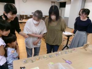 子どもの参加者に先に選ぶように譲ってあげる大人の参加者たち！素敵！