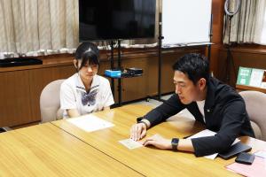 作品の説明をする松原さん