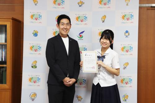 黒石市長と激励状を持つ松原さん